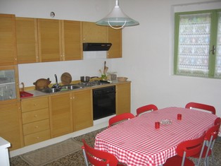 Die Küche mit Essplatz und TV im Erdgeschoss